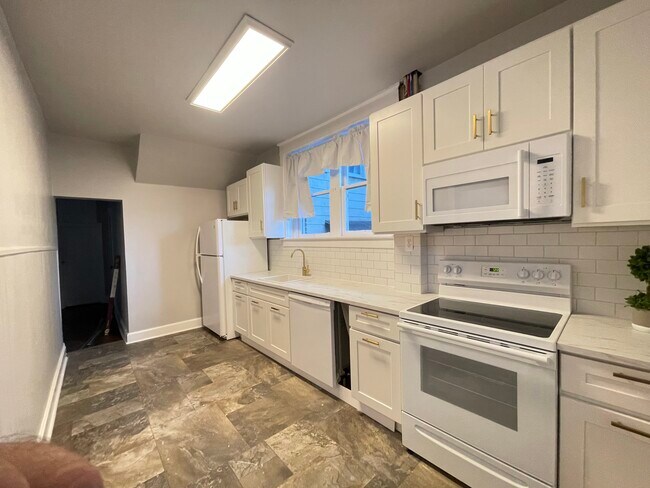 Kitchen - 315 Laurel Blvd