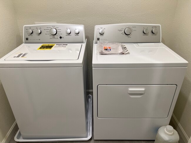 Washer/Dryer in Floor 2 - 329 Shafer Ave Unit Room 2