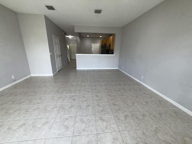 Photo - 1083 Woodfield Rd