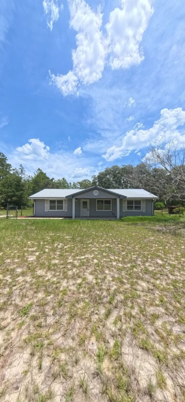 Building Photo - "Charming 3-Bed Oasis with 2 Full Baths in Keystone Heights – Spacious 1152 Sq Ft!"