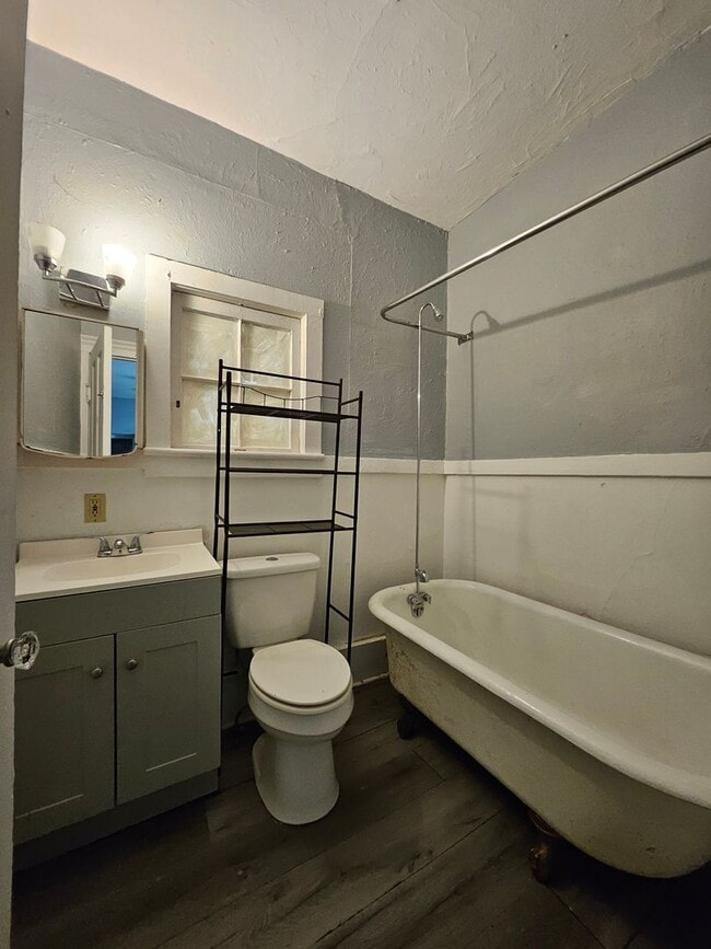 Photo - Upper 2 bedroom unit GAS INCLUDED