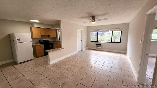 435 NW 41st St Unit 4