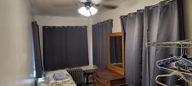 Building Photo - 722 E 231st St Unit Private Room