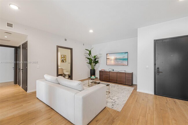 Photo - 398 NE 5th St Unidad 3017