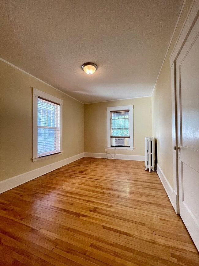 Building Photo - Elegant 4 Bedroom 2 Bathroom Home in South...