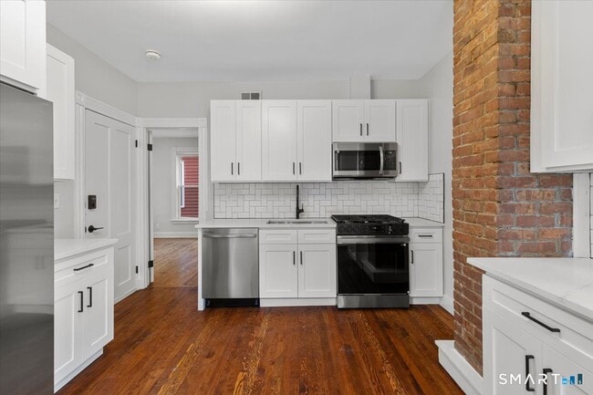 Building Photo - 36 Maple St Unit 2