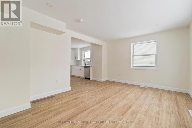 Photo - 145 Victoria St W