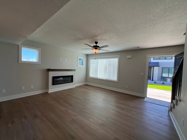 Photo - 601 Hart Ln