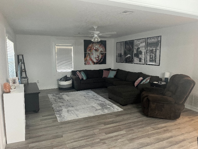 Photo - 422 Chartrand Ave