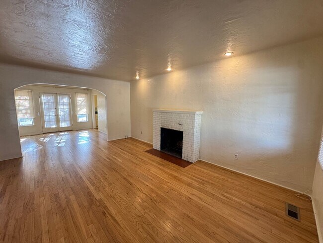 Photo - Stunning Nob Hill Bungalow!