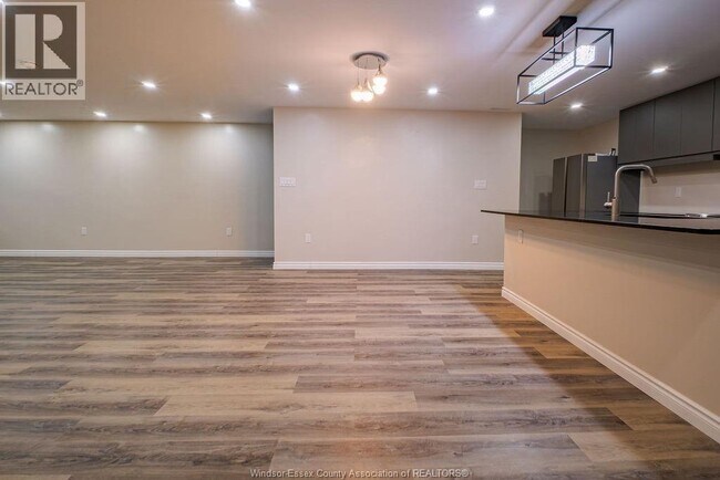 Photo - 1295 Tom Toth St