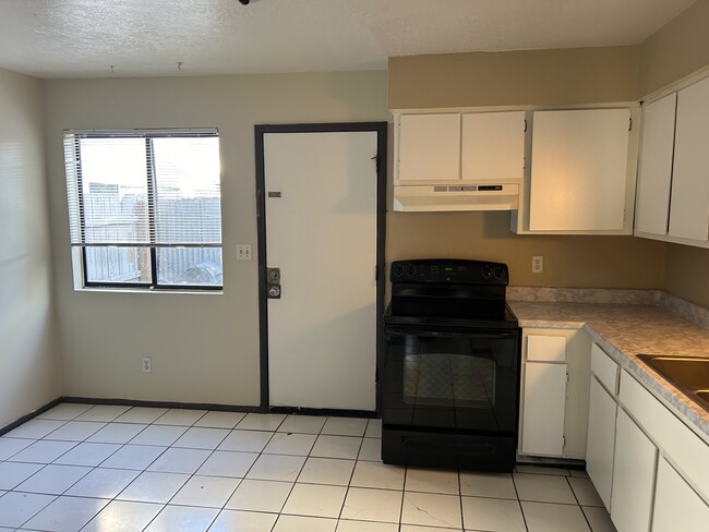 Photo - 2504 Chelwood Park Blvd NE Unidad Apartment C