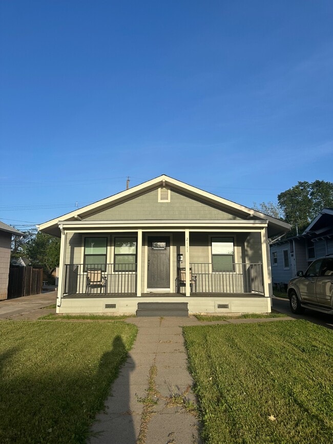 Building Photo - 2111 35th St Rental