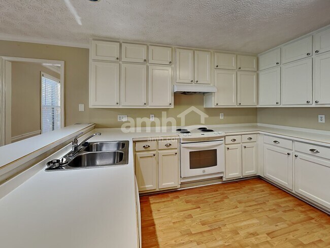Photo - 700 Rosehill Ln