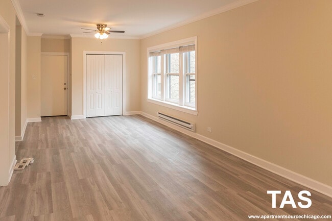 Photo - 624 W Roscoe St