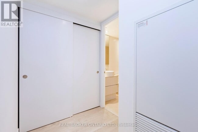 Photo - 185 Roehampton Ave Unité 304