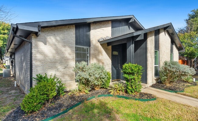 Building Photo - Plano 3-2-2 with 2 Living 2 Dining