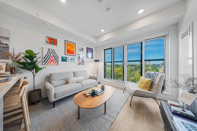 Photo - 484 Spadina Ave.