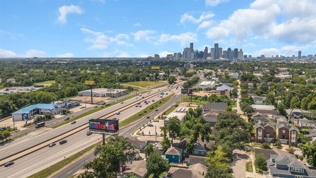 Building Photo - 2607 North Fwy