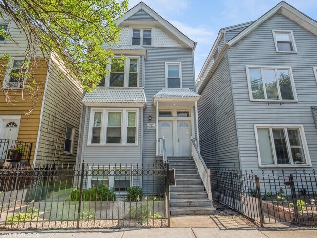 Building Photo - 1305 W Barry Ave Unit 1R Rental