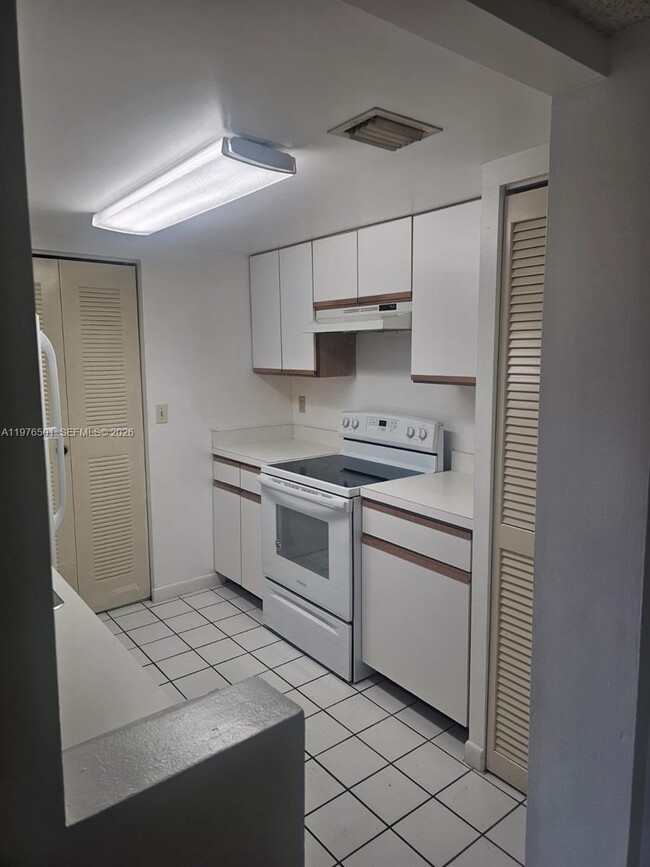 Building Photo - 9799 Westview Dr Unit 1025