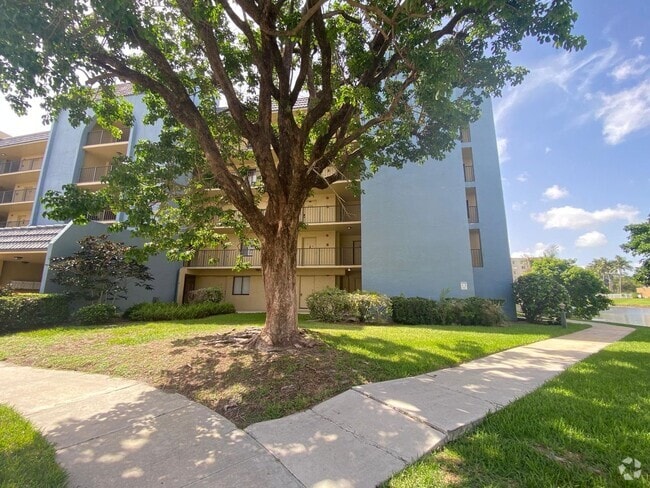 Building Photo - 2828 Tennis Club Dr Unit 2828 Tennis Club 502 Rental