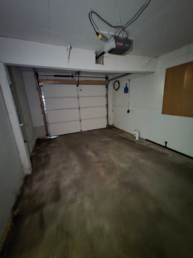 Photo - Great location 3 bed 1 bath with appliances!