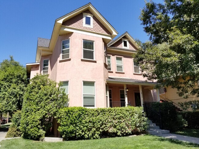 Photo - 746 W 3rd St