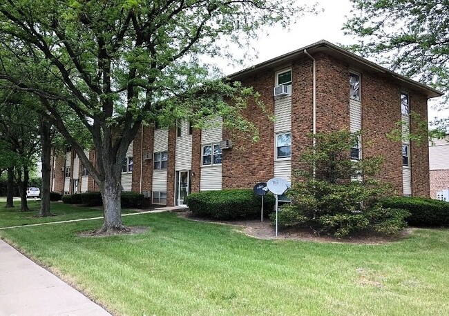 Building Photo - 101 N Williamsburg Dr Rental