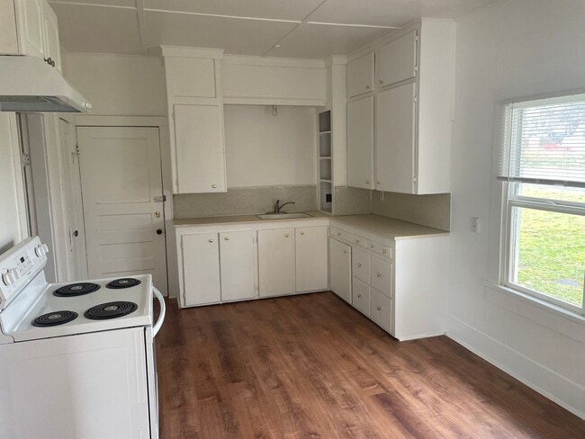 Photo - Cozy one bedroom with den and 1 car garage. Nicely located right in the middle of town.