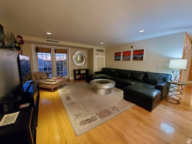 view of living room - 1 E Grand Ave Unidad 408