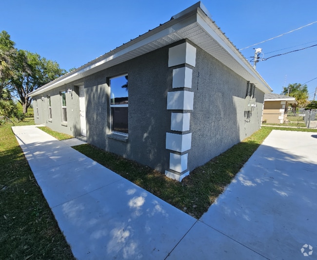 Building Photo - 311 Ave Y NE Unit 311 Avenue Y NE B Rental