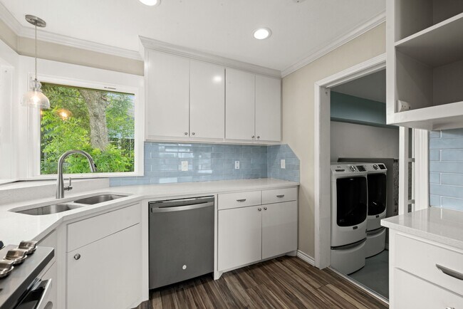 Photo - 5127 Maple St