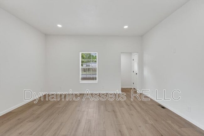 Photo - 542 E 23rd St