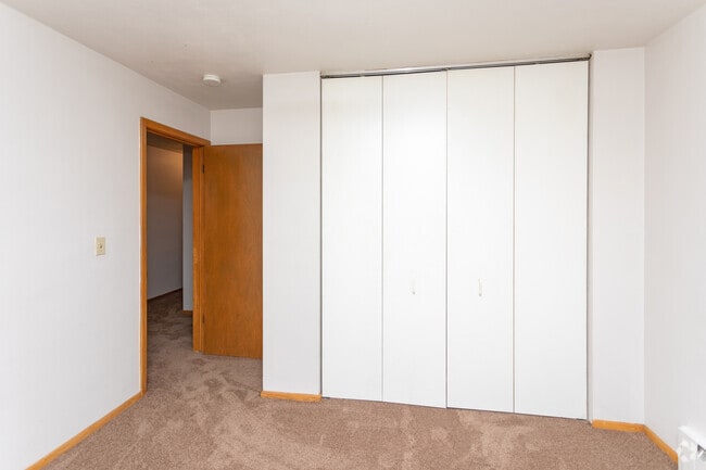 3BR, 1BA - 1,026SF