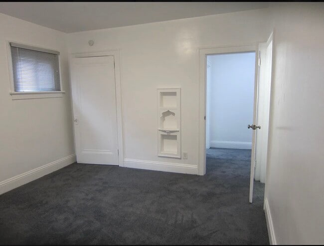 Building Photo - 2840 Dwight Ave Unit 1