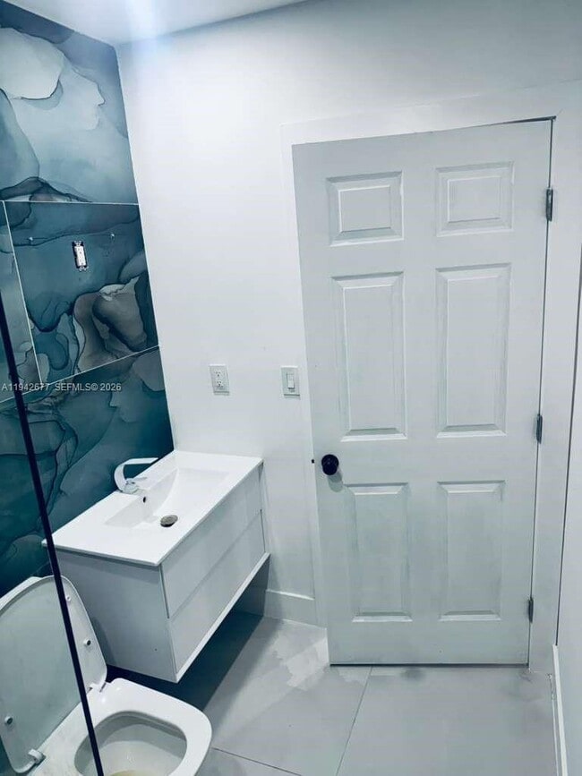 Building Photo - 1308 NW 19th Ave Unit A