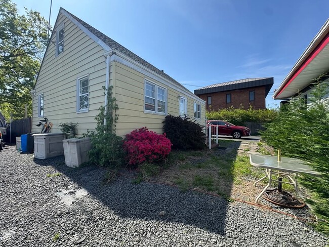 Building Photo - 1424 Saint Georges Ave Rental