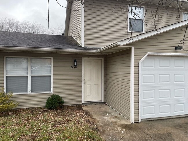 Building Photo - 630-632 W. Country Squire Ct. Unit 630 Rental