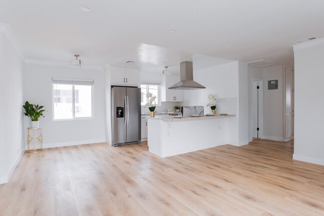 Building Photo - 1211 Detroit N St Unit 16