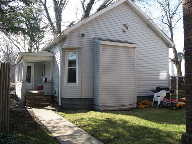 Building Photo - 225 1/2 W 18th St Rental