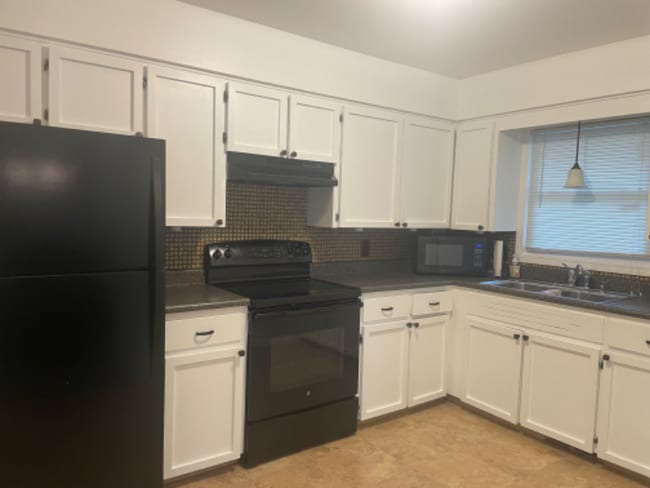 Photo - 1555 Margaret Ave SE