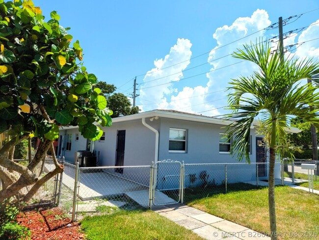 Building Photo - 628 Monroe Dr Unit Front
