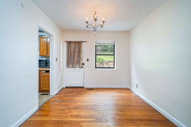 Photo - Charming 2-Bed Condo with Hardwood Floors in Vibrant Asheville Unidad M3
