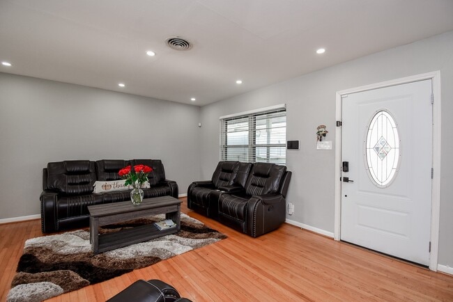 Photo - 6817 Hendon Ln