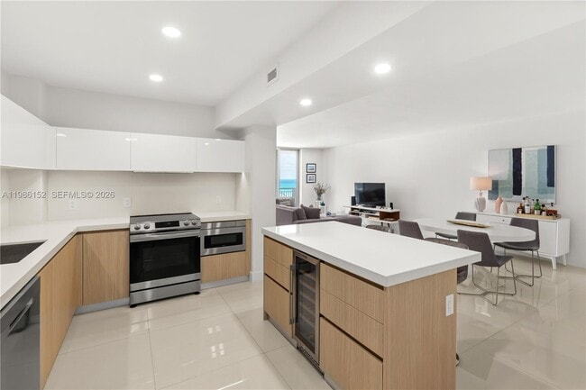 Photo - 5825 Collins Ave Unidad 10E