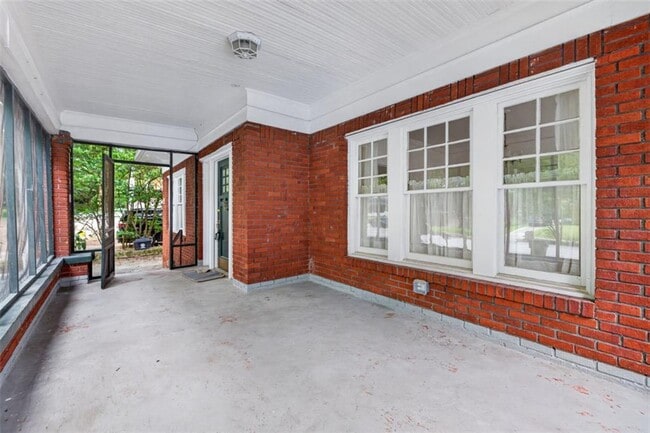 Photo - 582 Clifton Rd NE