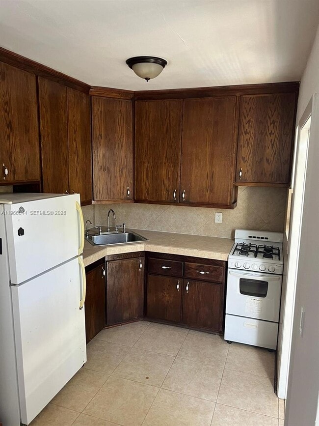 Building Photo - 1604 Bay Rd Unit 4