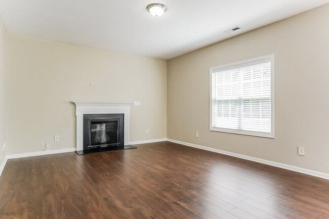 Photo - 610 Crosstie St