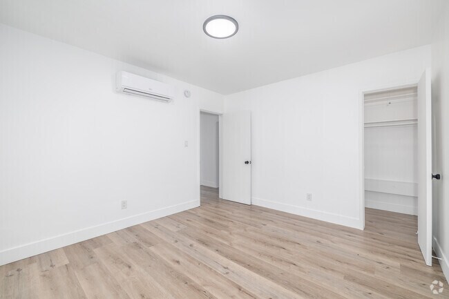 2BR, 1BA - 920SF - Bedroom